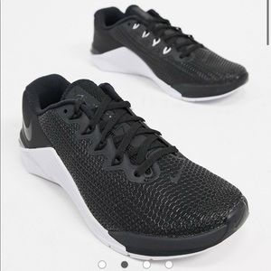 Nike Women’s MetCon 5 - Size 6